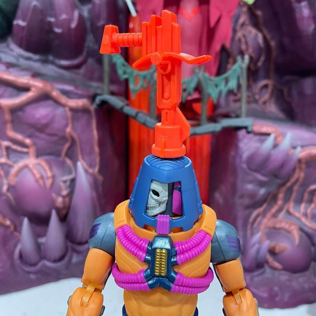 Masterverese New Eternia Man E Faces 11 in hand