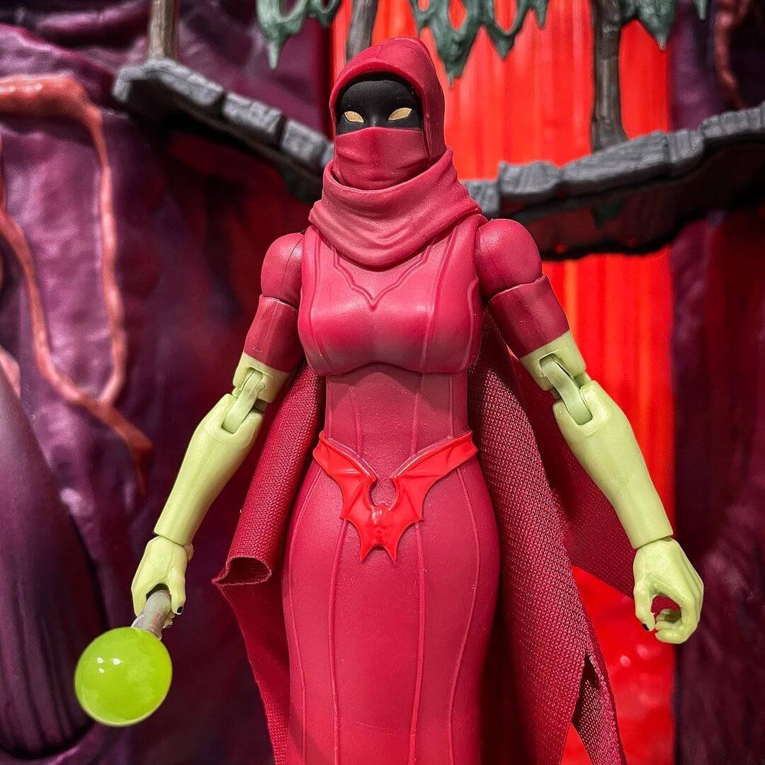 Masterverese Shadow Weaver 5 in hand