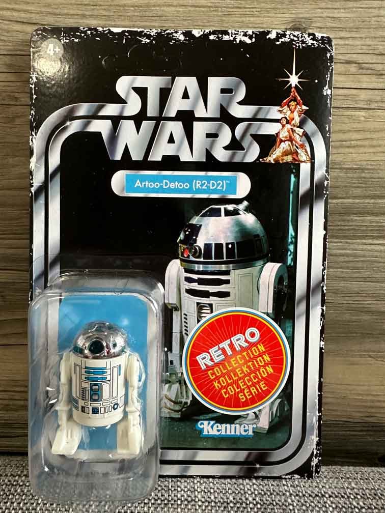 R2D2-Star-Wars-Retro-Collection-A-New-Hope-#2---6-pack-in-hand