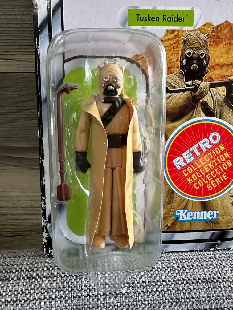 Tuskan-Raider-Star-Wars-Retro-Collection-A-New-Hope-#2---6-pack-in-hand-close-up