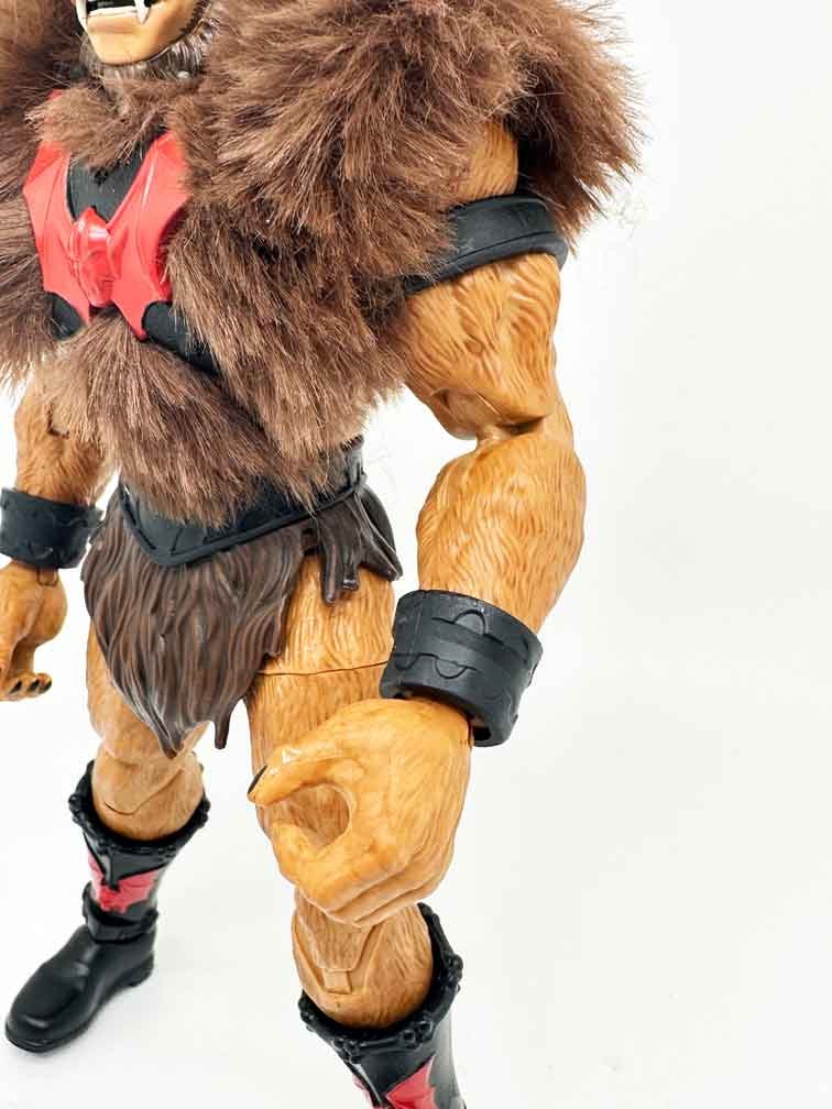Masterverse-New-Eternia-Grizzlor-in-hand-left-arm