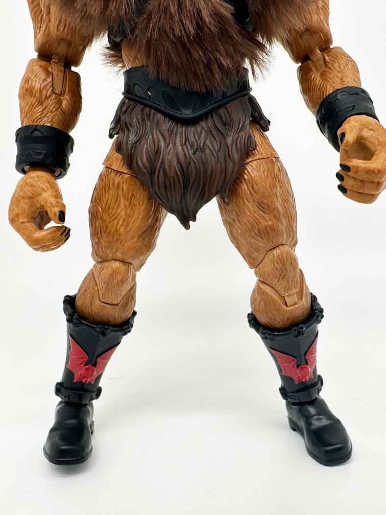 Masterverse-New-Eternia-Grizzlor-in-hand-legs-front