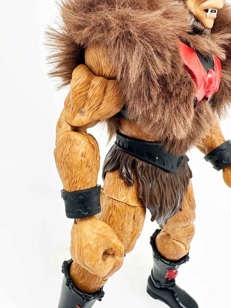 Masterverse-New-Eternia-Grizzlor-in-hand-right-arm