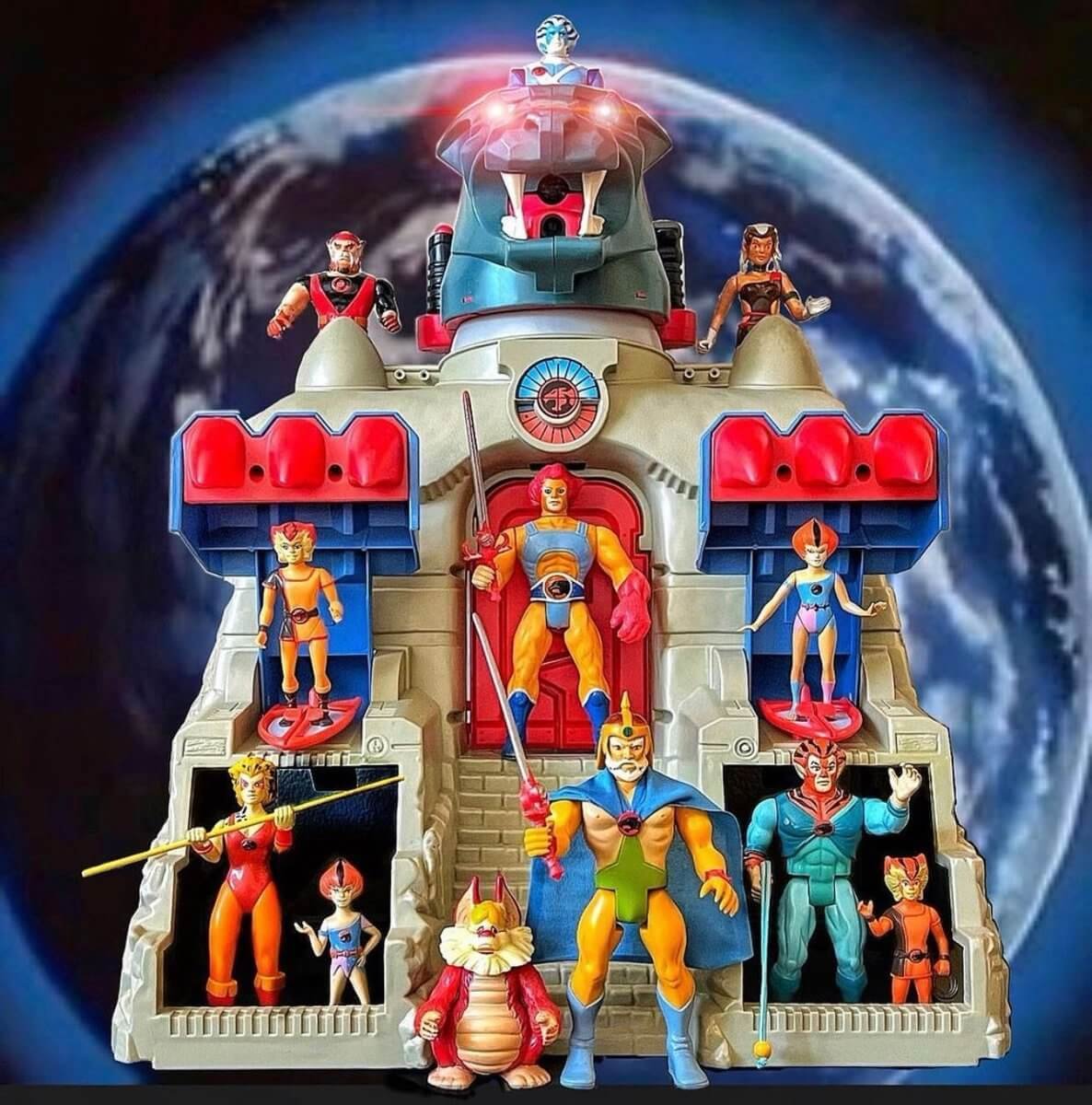 Cats Lair Vintage with figures