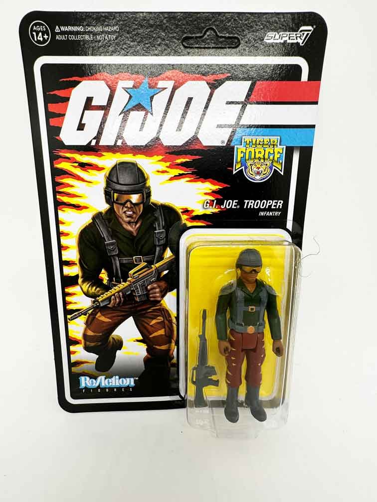 GI-Joe-ReAction-Wave-6--Tiger-Force-Green-Shirt-front-card-back-in-hand
