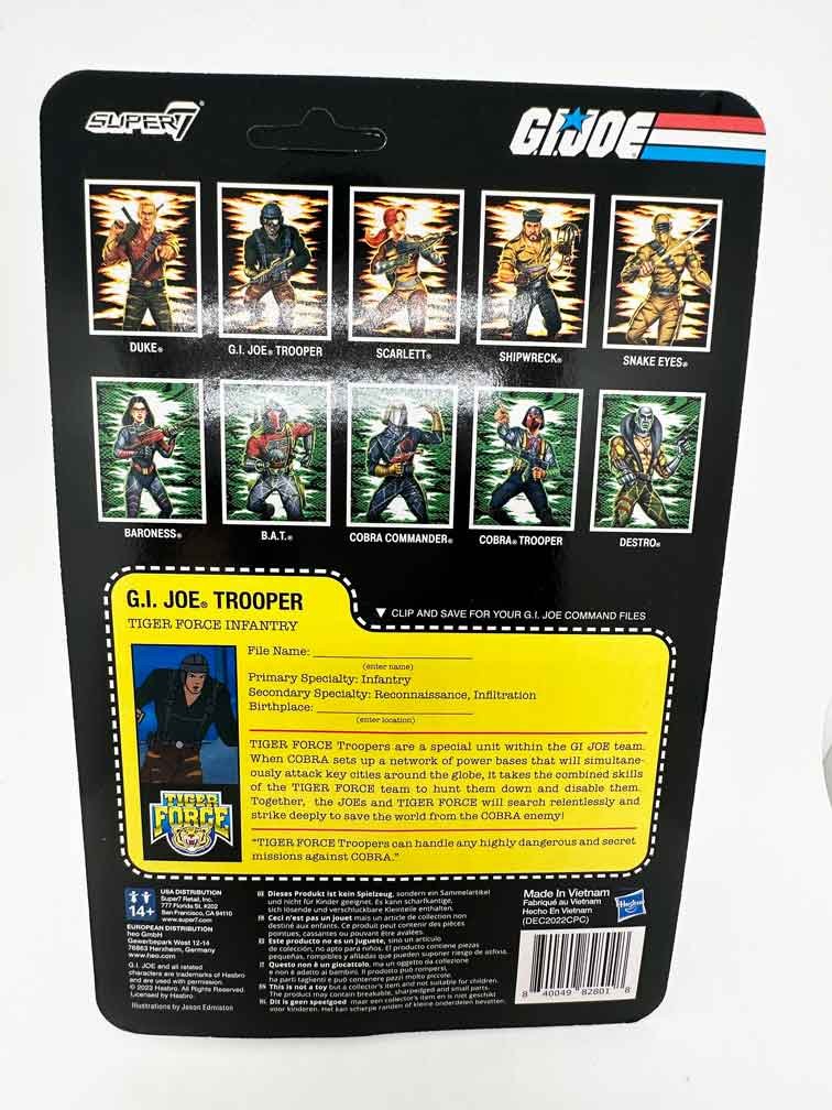 GI-Joe-ReAction-Wave-6--Tiger-Force-Green-Shirt-rear-card-back-in-hand