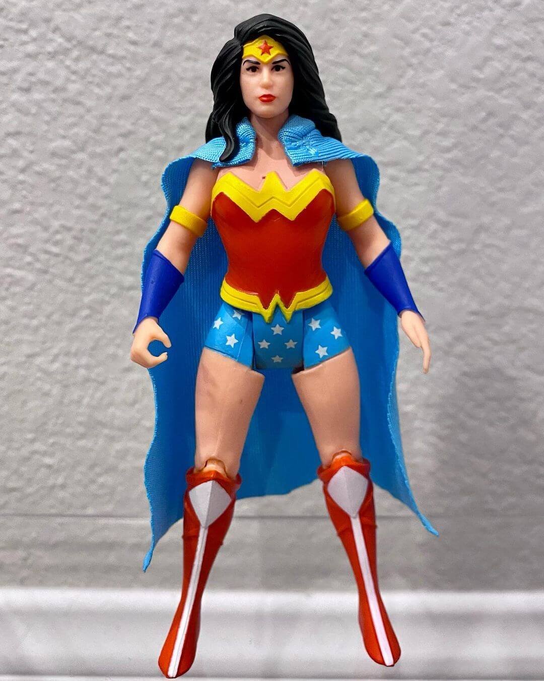McFarlane Super Powers Wonder Woman in hand 1