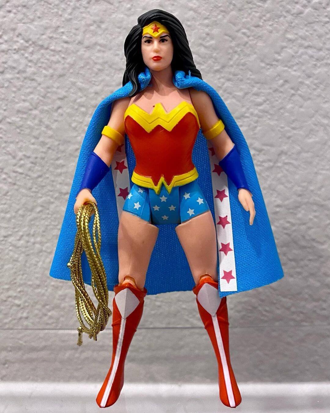 McFarlane Super Powers Wonder Woman in hand 2