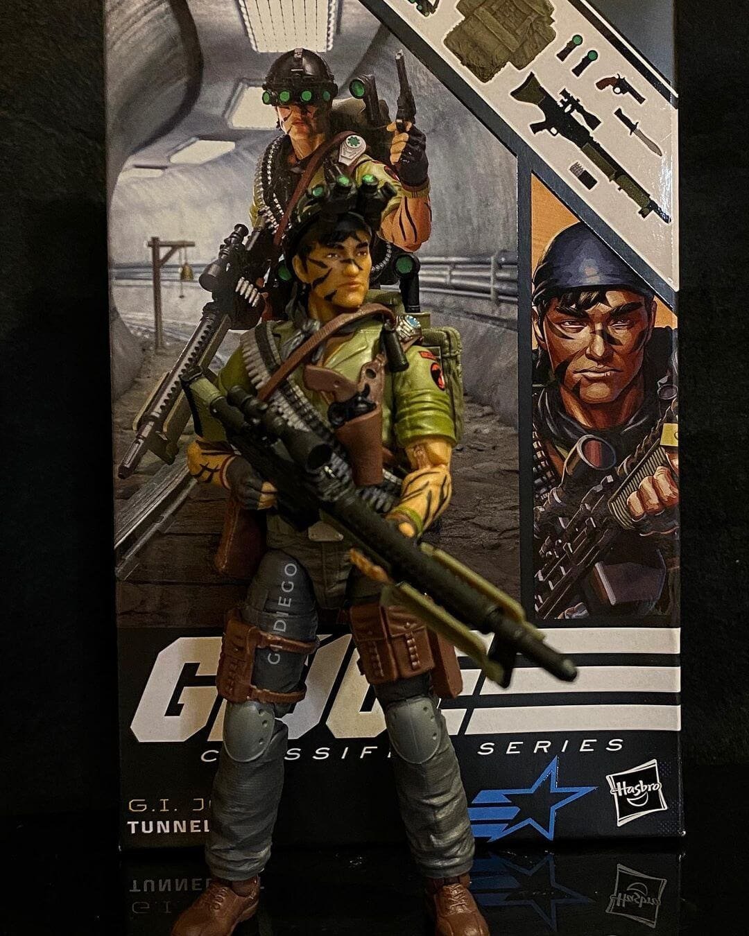 Gi Joe Classified Series Tunnel Rat in hand 12