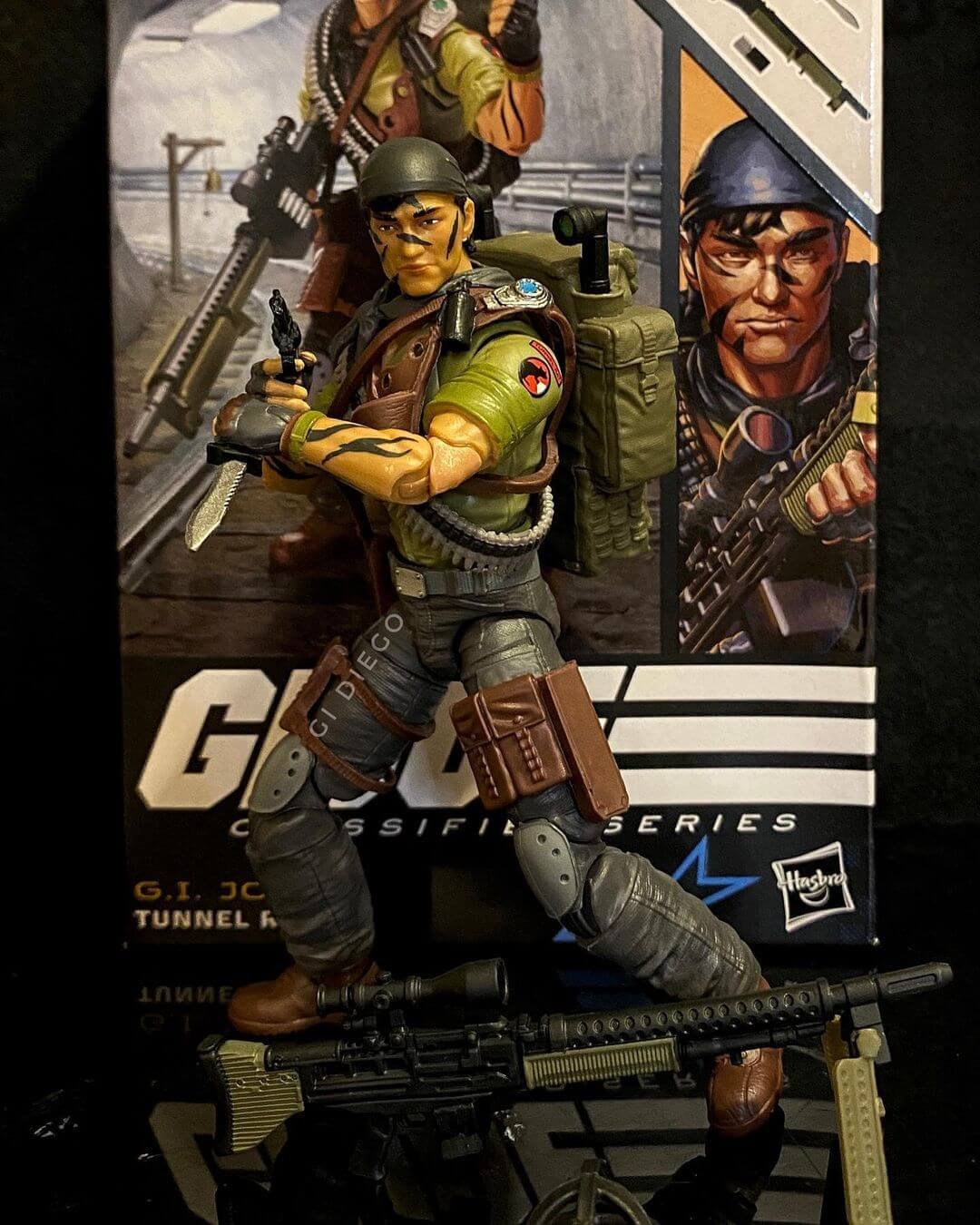 Gi Joe Classified Series Tunnel Rat in hand 8