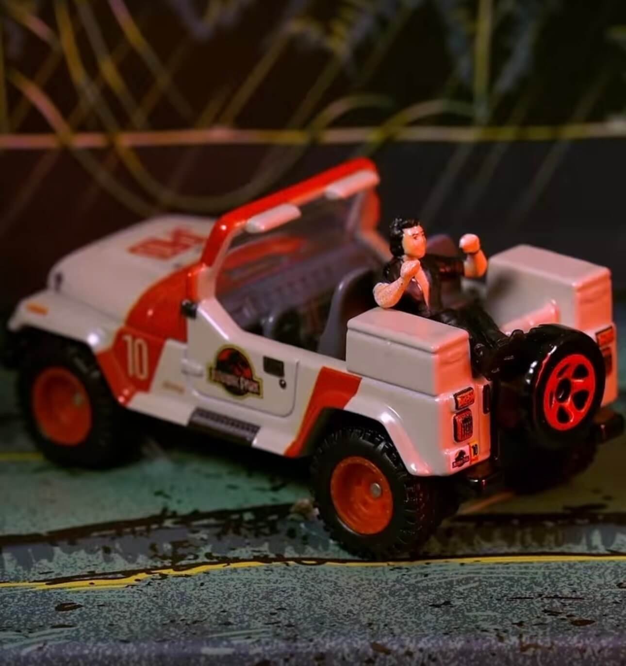 Hot Wheels Jurassic Park Jeep Wrangler & Dr. Ian Malcolm figure 3