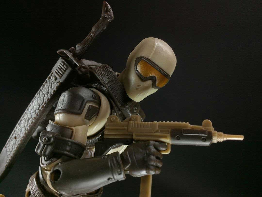 Desert-Commando-Snake-Eyes-GI-Joe-Classified-Series-In-Hand-2
