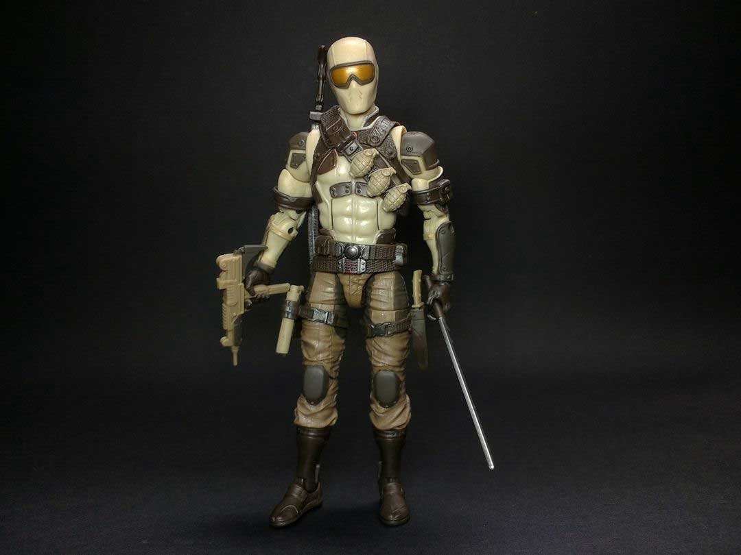 Desert-Commando-Snake-Eyes-GI-Joe-Classified-Series-In-Hand-3