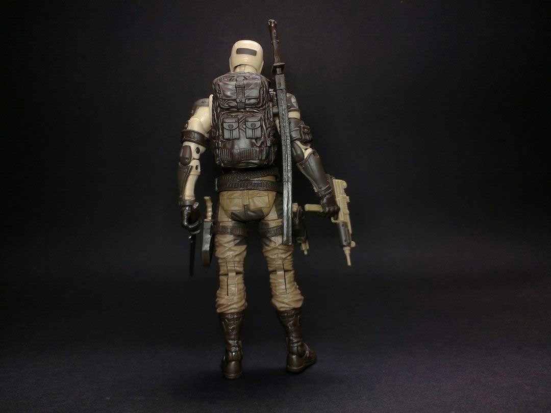 Desert-Commando-Snake-Eyes-GI-Joe-Classified-Series-In-Hand-4