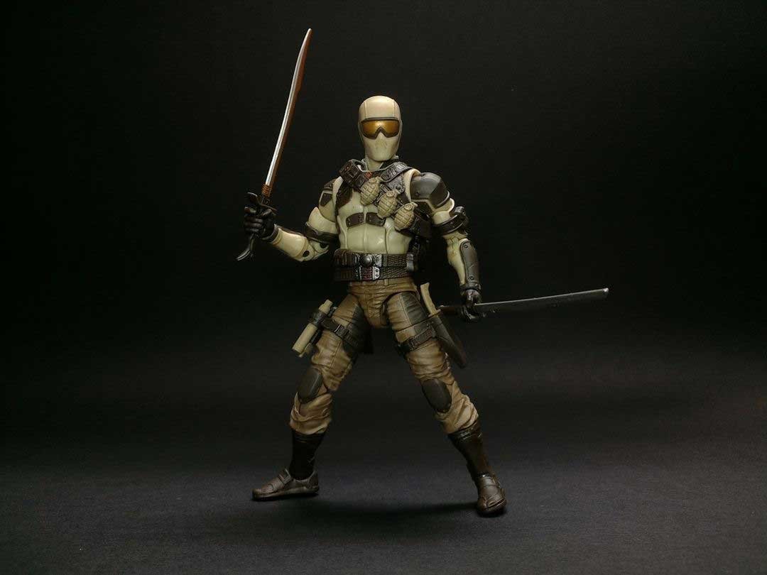 Desert-Commando-Snake-Eyes-GI-Joe-Classified-Series-In-Hand-5