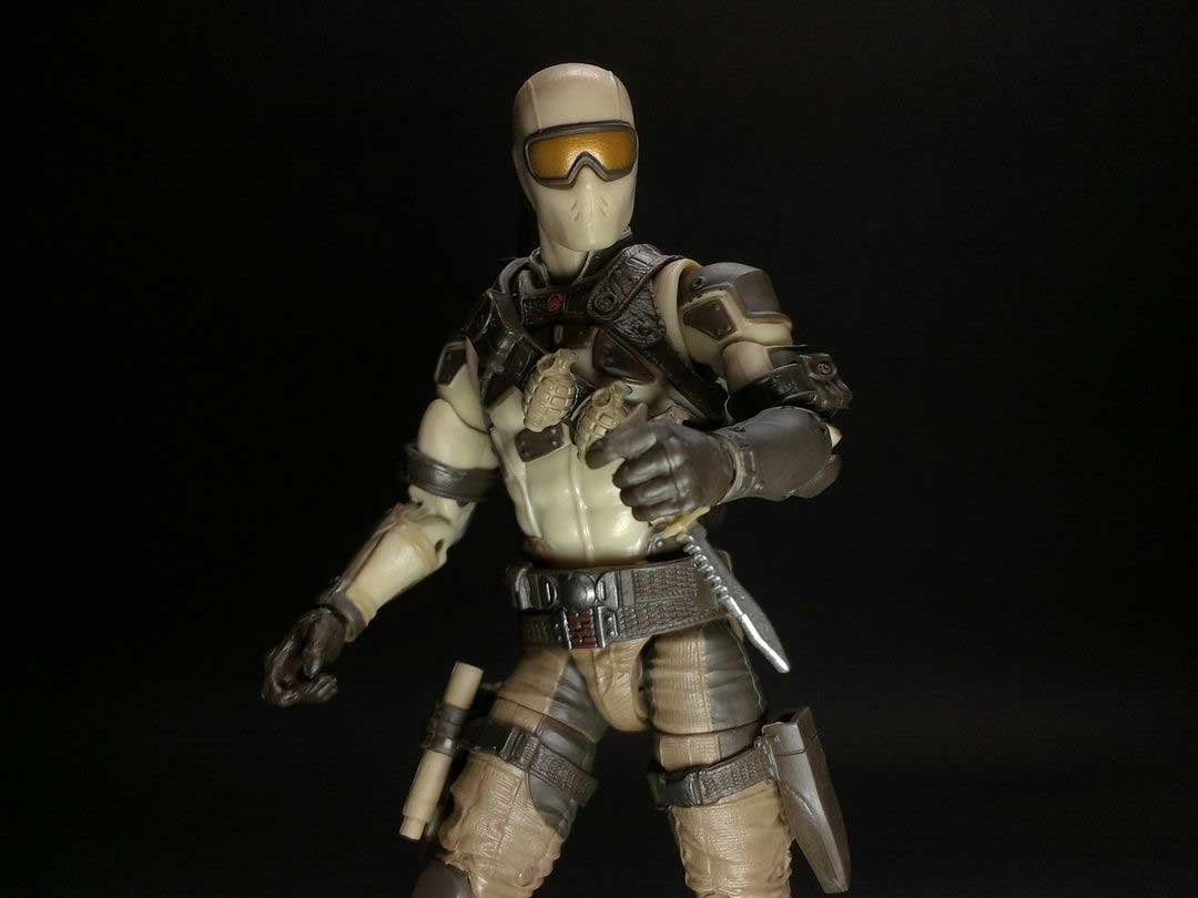 Desert-Commando-Snake-Eyes-GI-Joe-Classified-Series-In-Hand-7