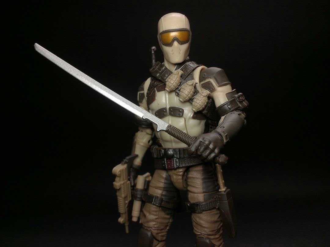 Desert-Commando-Snake-Eyes-GI-Joe-Classified-Series-In-Hand-8