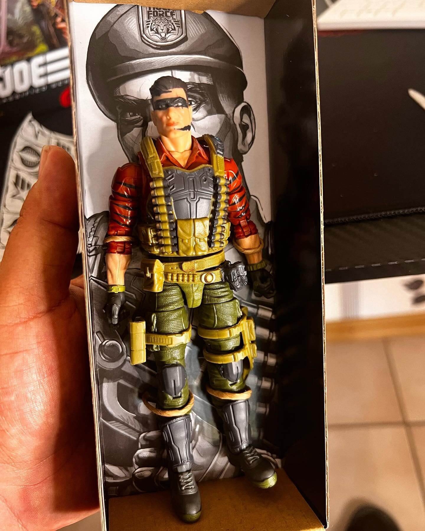 Gi Joe Classified Series Tiger Force Flint in hand 3