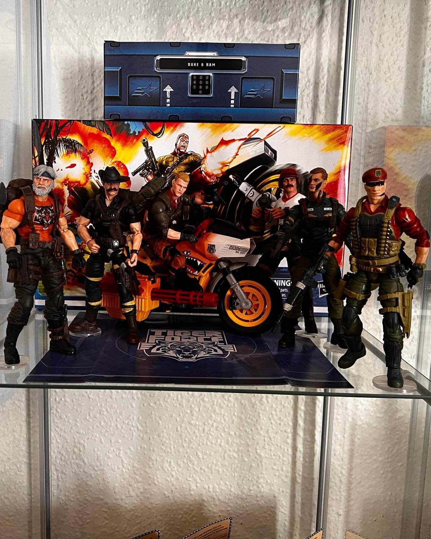 Gi Joe Classified Series Tiger Force Flint in hand 5