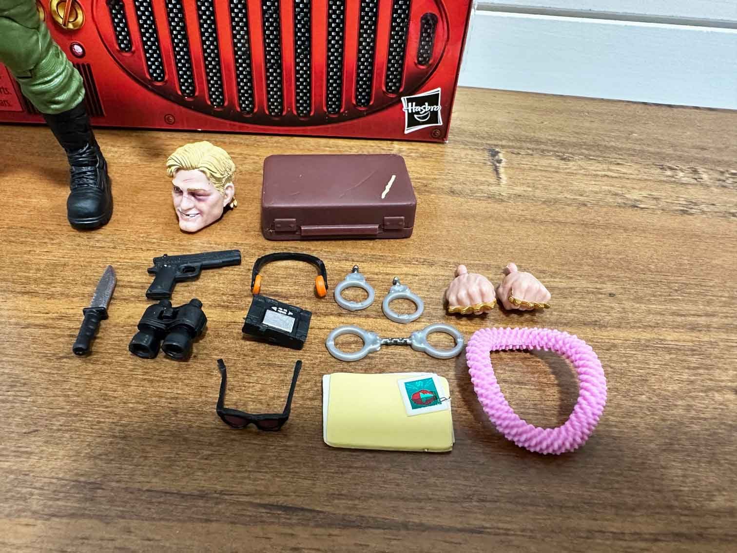 GI-Joe-Classified-Chuckles-unboxing-accessories