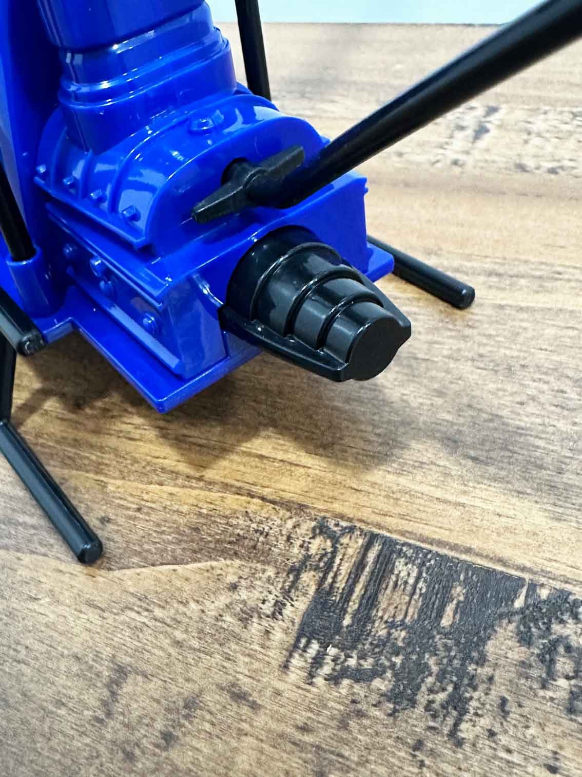 McFarlane-DC-Super-Powers-Whirlybat-in-hand-rear-button