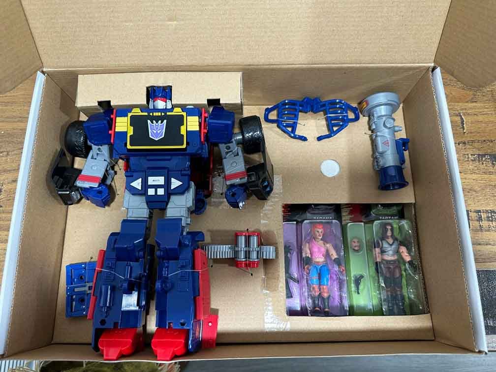 GI-Joe-Thunder-Machine-Soundwave-Thansformer-Crossover-pack-out