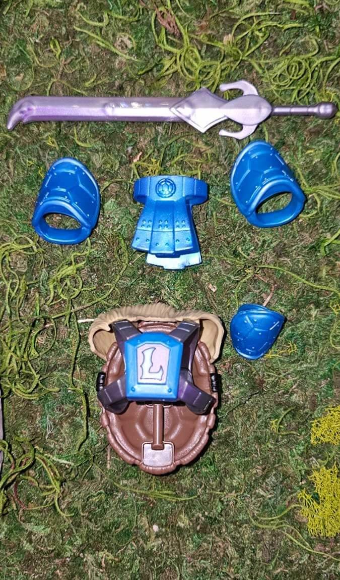 Leonardo-Turtles-of-Grayskull-Armor-and-Swords