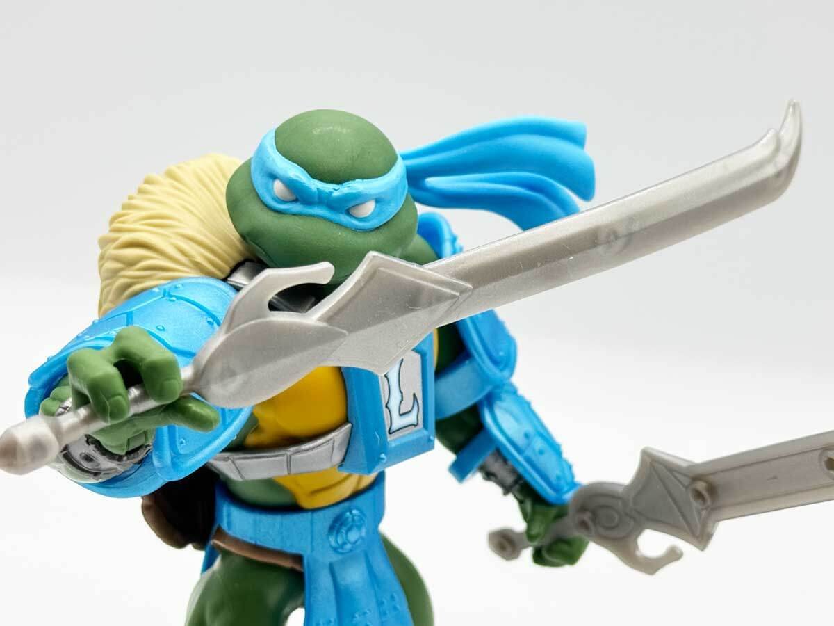 Leonardo-Turtles-of-Grayskull-MOTU-Origins-Crossover-Wave-1-Power-Swords-3