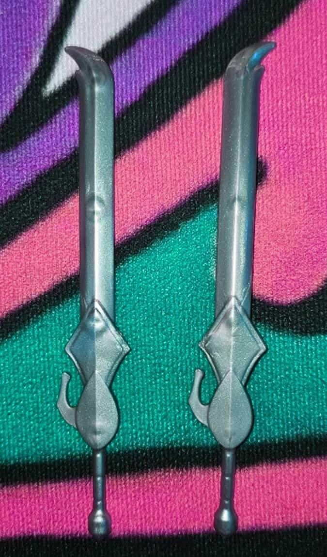 Leonardo-Turtles-of-Grayskull-Armor-and-Swords