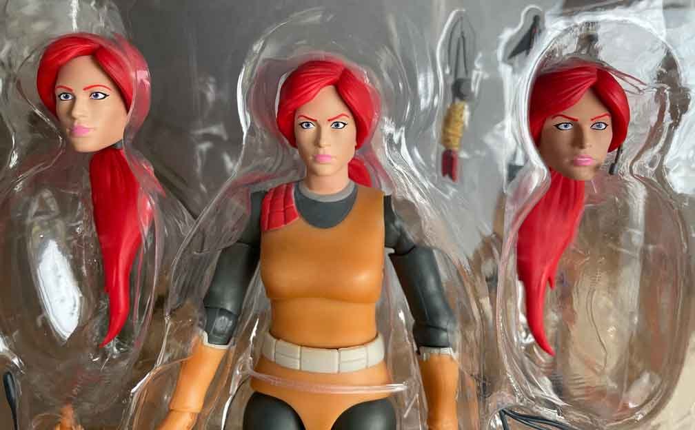 GI-Joe-Ultimates-Wave-3-Scarlett-in-hand-1