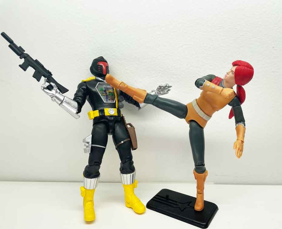 GI-Joe-Ultimates-Wave-3-Scarlett-in-hand-2