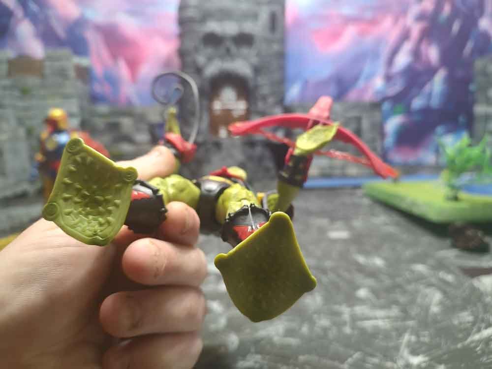 Masterverse-Leech-In-Hand-2