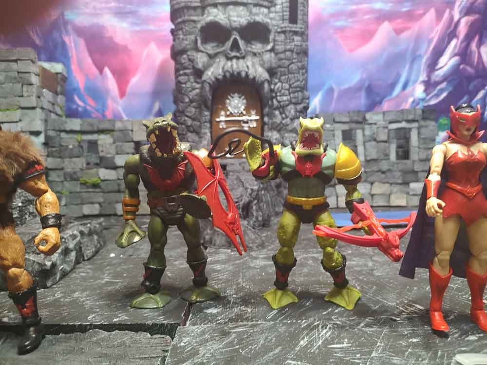 Masterverse-Leech-In-Hand-comparison