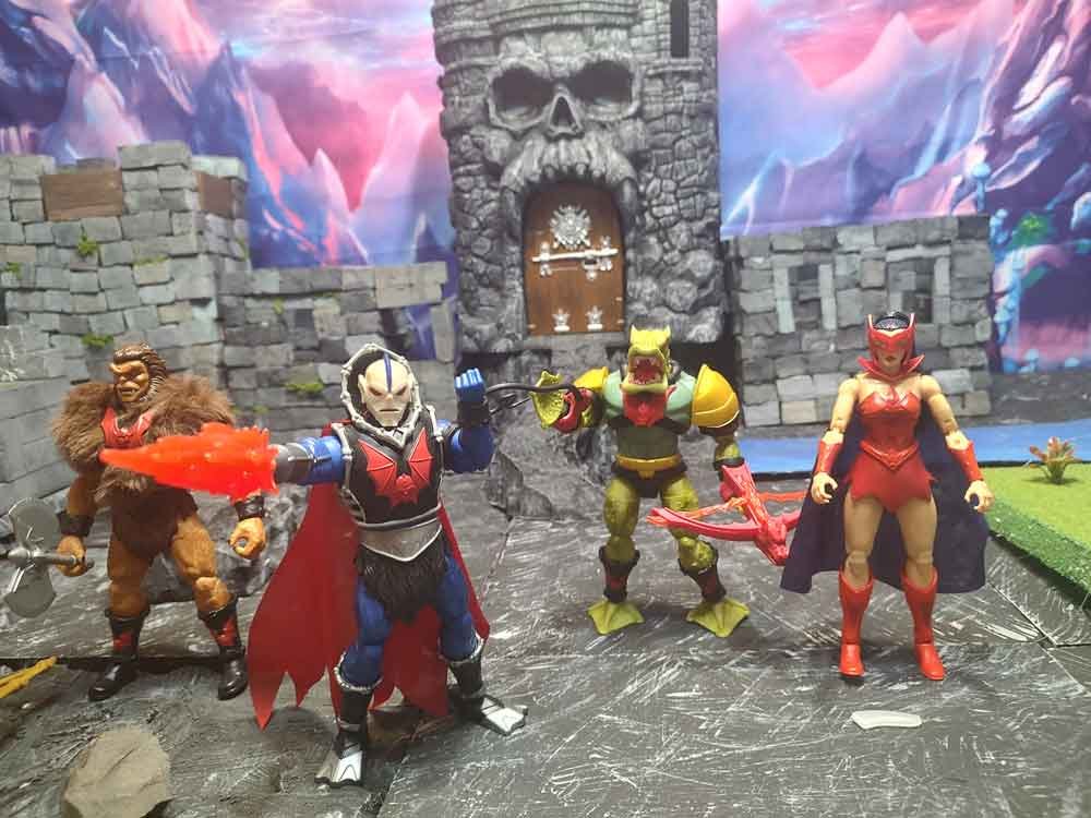 Masterverse-Leech-In-Hand-group