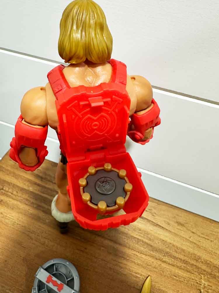 New-Eternia-Thunder-Punch-He-Man-Masterverse-backpack-open-IH