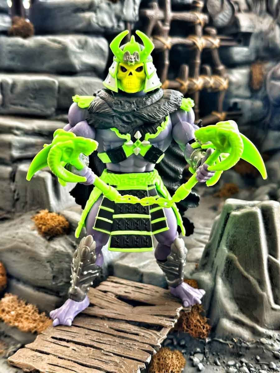 Skeletor-Turtles-of-Grayskull-Wave-3-In-Hand-Image-1
