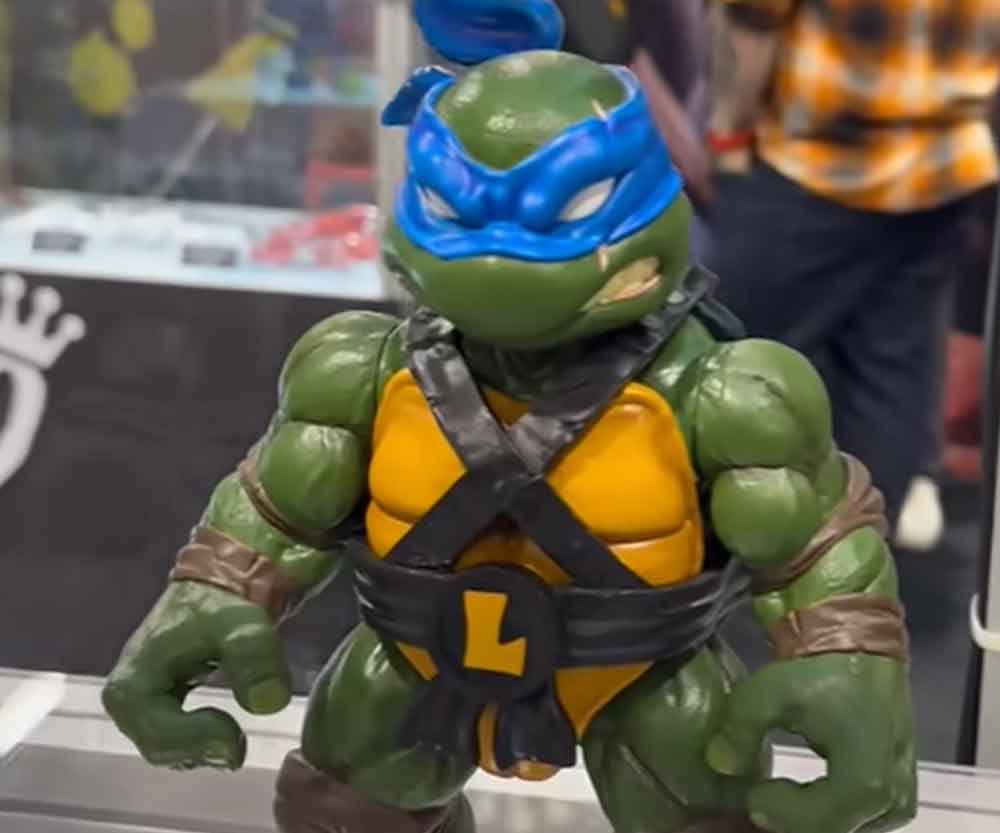 Mondo-TMNT-Soft-Vinyl-Leonardo-Designer-Con-close-up