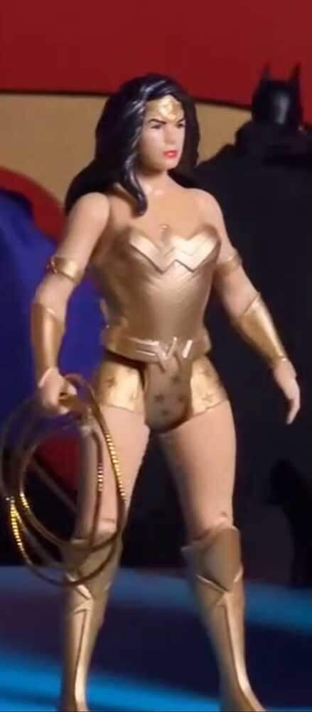 Super-Powers-wave-9-In-Hand-Images-Gold-Wonder-Woman-1