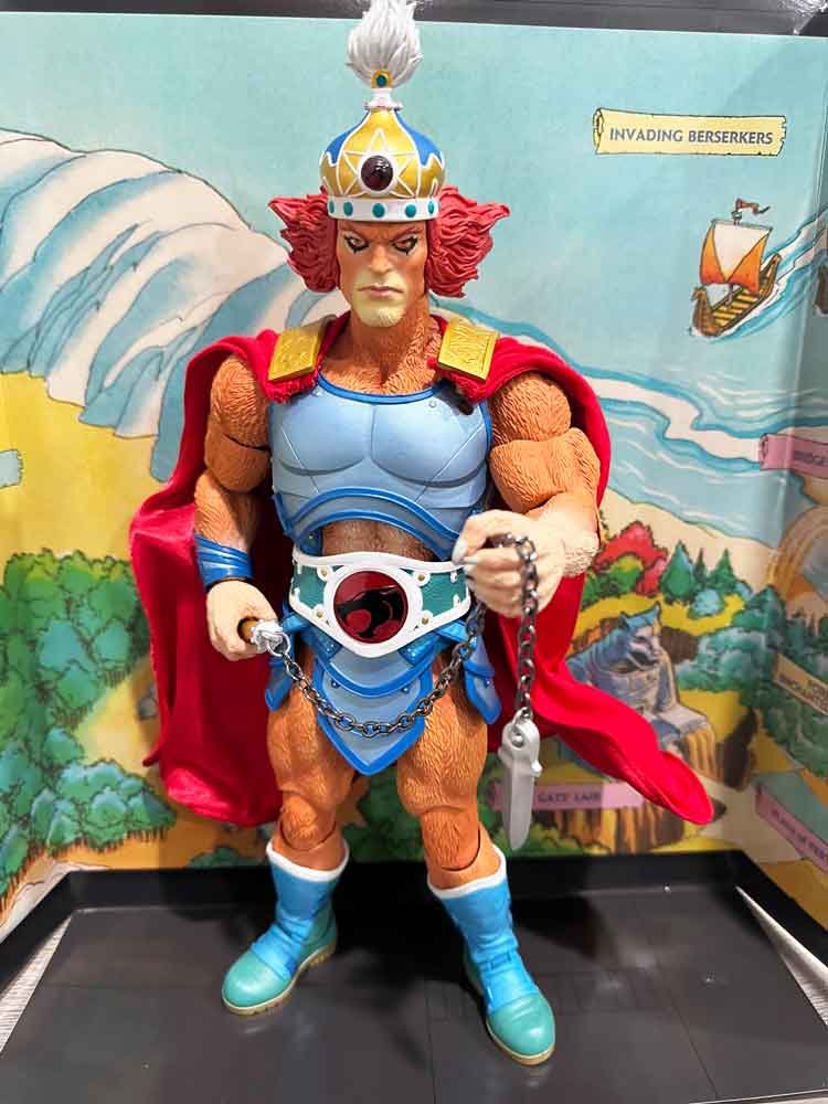 Mondo-ThunderCats-Lion-O-Deluxe-action-pose-2-IH