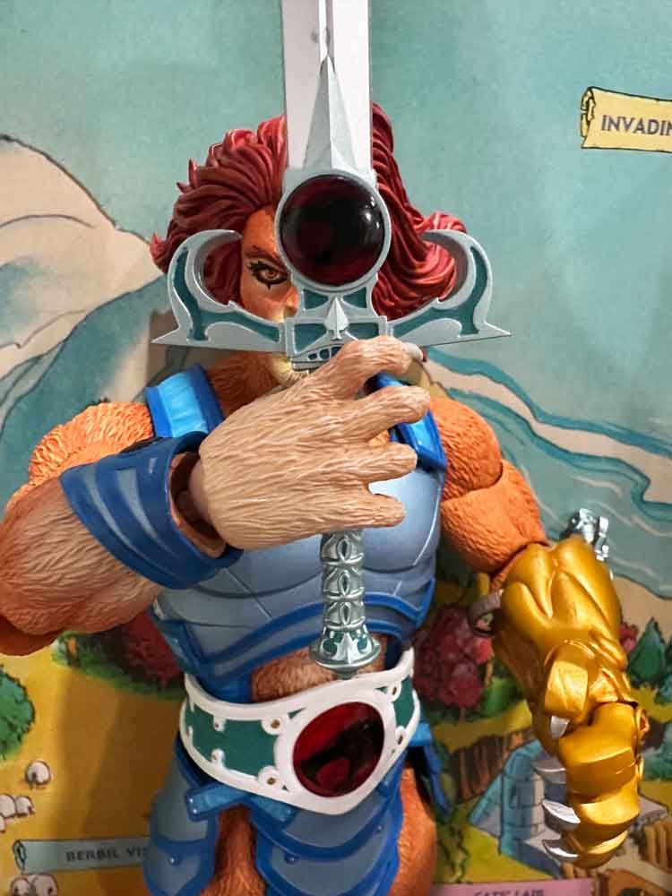 Mondo-ThunderCats-Lion-O-Deluxe-action-pose-3-IH