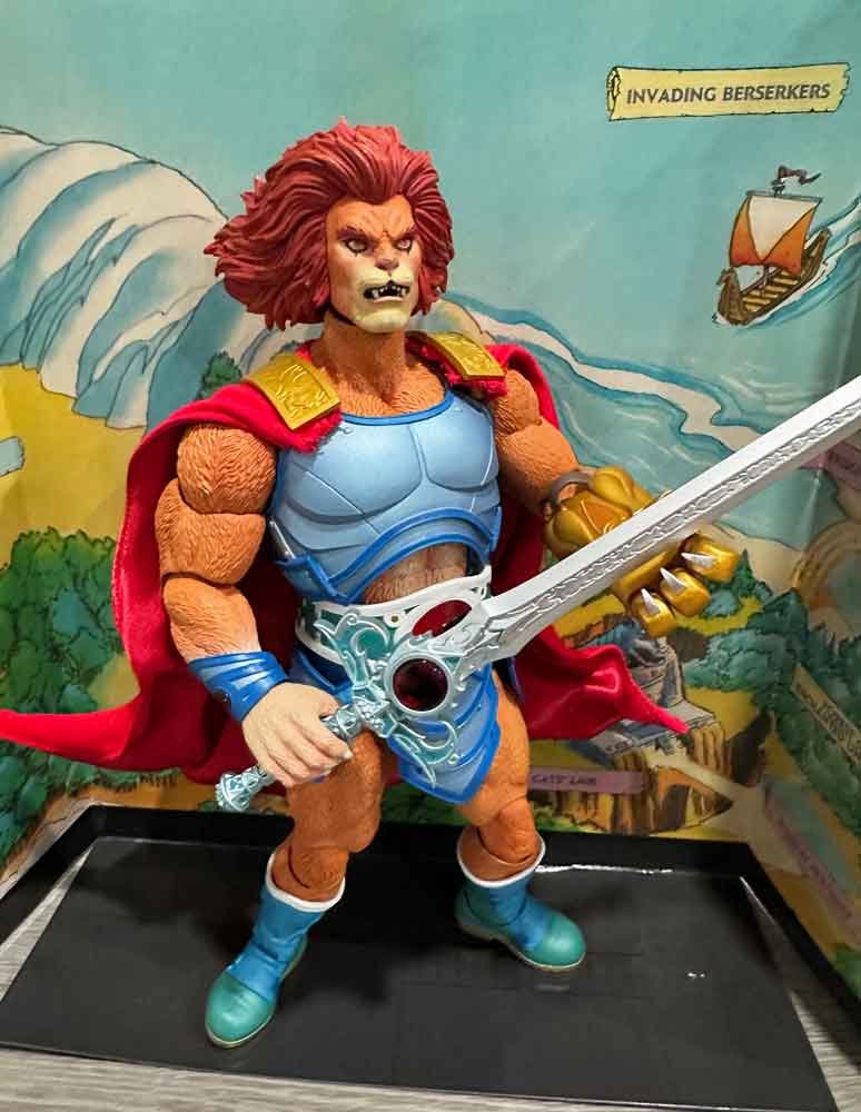 Mondo-ThunderCats-Lion-O-Deluxe-action-pose-5-IH