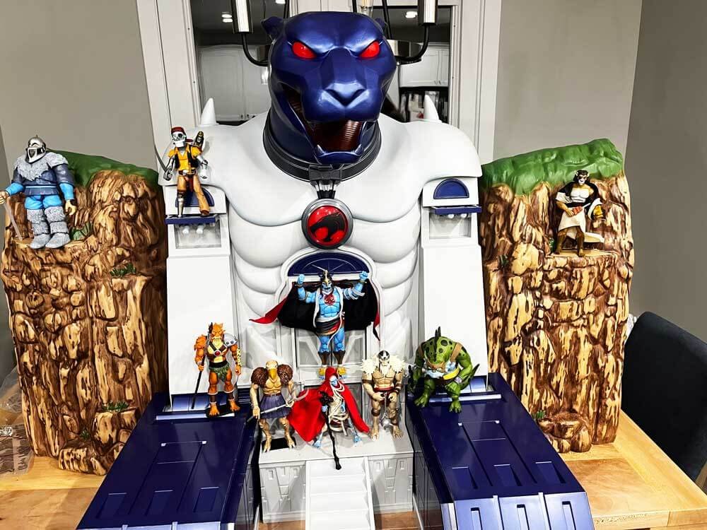 Super7-Ultimates-Cats-Lair-front-with-figures