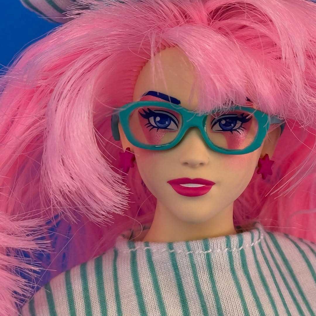 Jem-Doll-Jem-&-The-Holograms-Loyal-Subjects-In-Hand-15