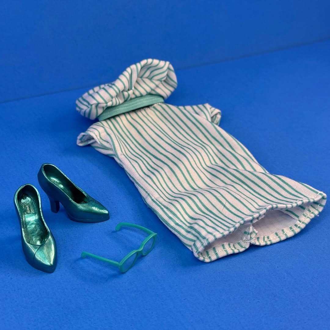 Jem-Doll-Jem-&-The-Holograms-Loyal-Subjects-In-Hand-20