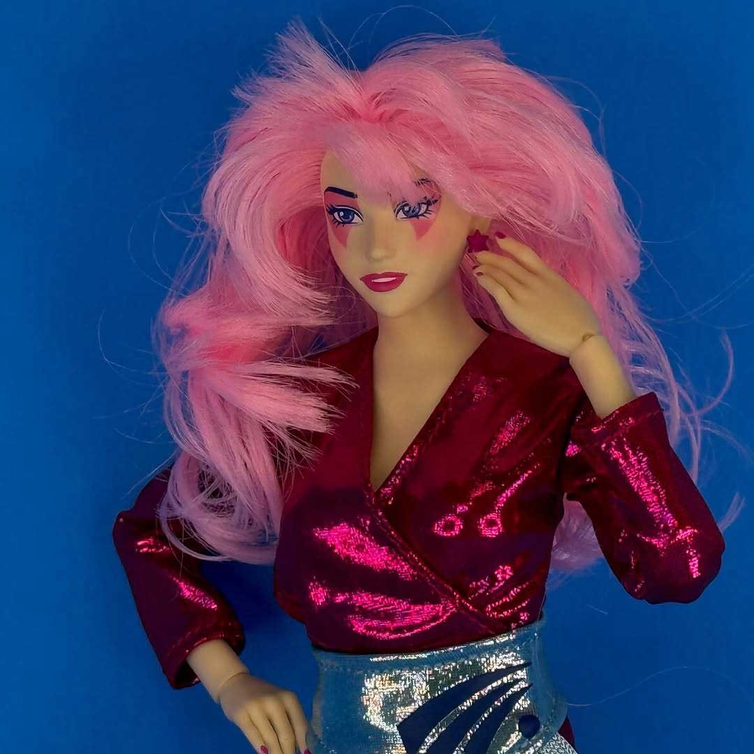 Jem-Doll-Jem-&-The-Holograms-Loyal-Subjects-In-Hand-8