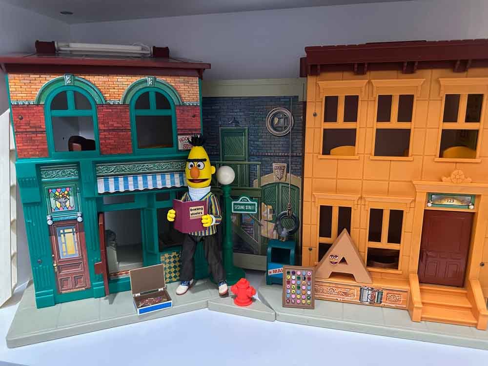 Bert-Sesame-Street-Ultimates-Neca-action-pose-11