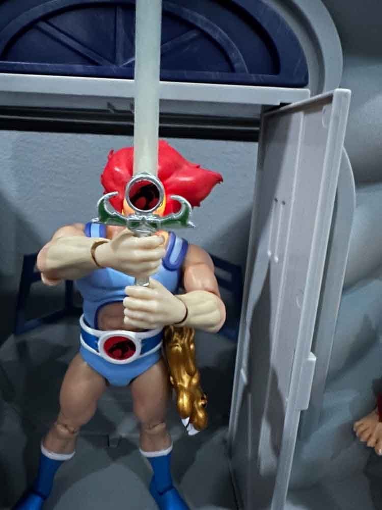 Light-Up-Eyes-Lion-O-&--Cat's-Lair-Super7-ThunderCats-Ultimates-action-pose-1