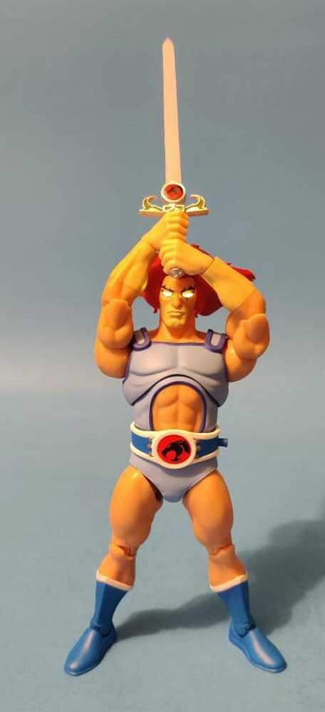 Light-Up-Eyes-Lion-O-&--Cat's-Lair-Super7-ThunderCats-Ultimates-action-pose-10