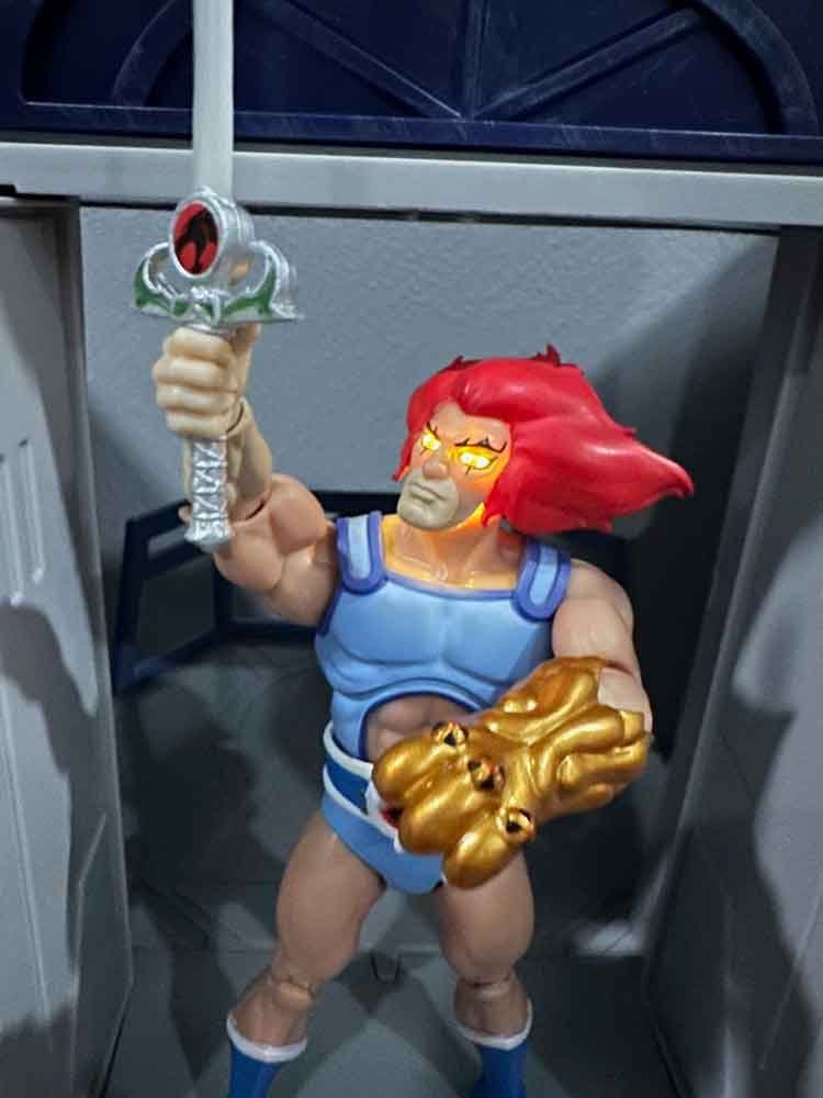 Light-Up-Eyes-Lion-O-&--Cat's-Lair-Super7-ThunderCats-Ultimates-action-pose-2
