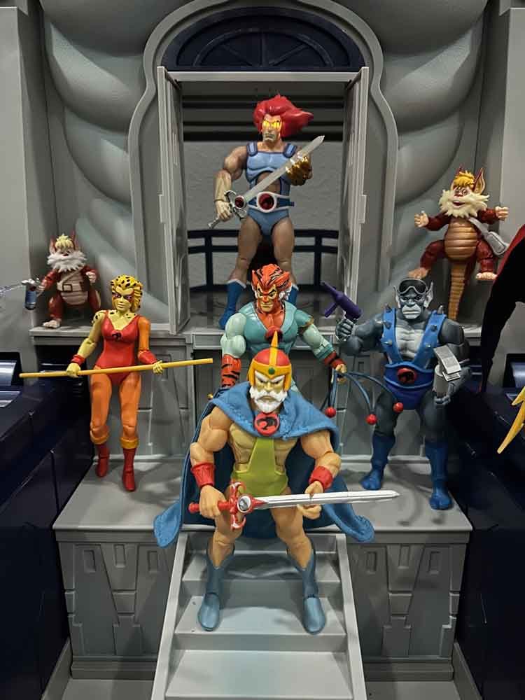 Light-Up-Eyes-Lion-O-&--Cat's-Lair-Super7-ThunderCats-Ultimates-action-pose-4